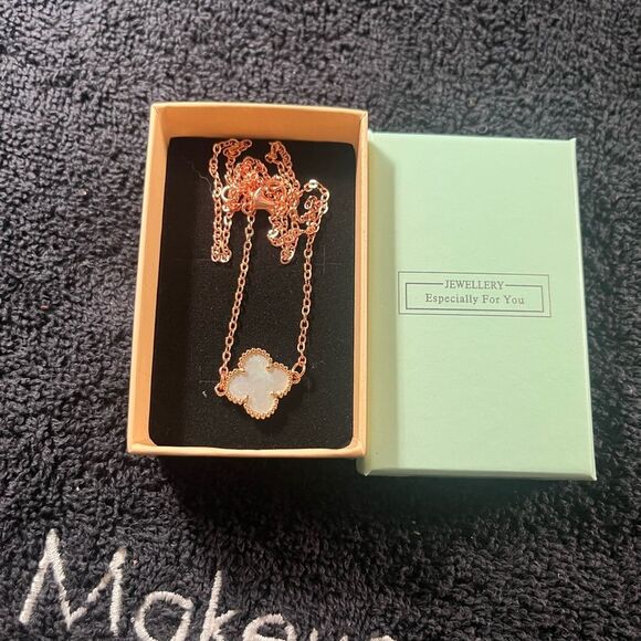 Accessories - Rose gold motif four leaf clover mother of pearl necklace
